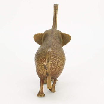 Kovová soška slona s reliéfem