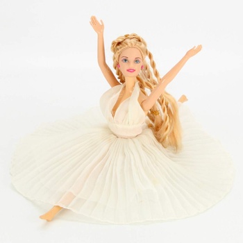 Panenka Barbie v bílých šatech