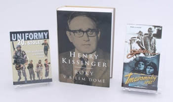 2 knihy a VHS z válečného období