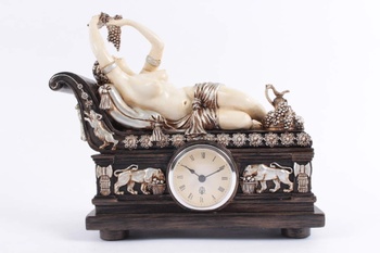 Dekorativní hodiny se sochou ženy na kanapi