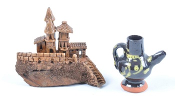 Dekorace: Dřevěný hrad a keramická píšťalka