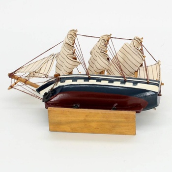 Model plachetnice na podstavci