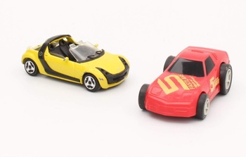 2 autíčka červené a žluté