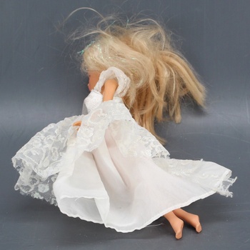 Panenka Barbie blond v bílých šatech