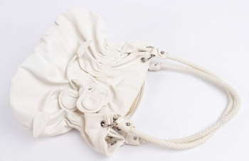 Dámská kabelka bílé barvy zdoběná květinou