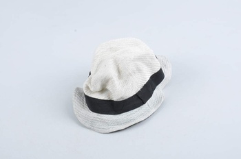Bílý klobouk s černým pruhem