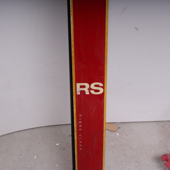 Sjezdové lyže RS Fibre Glass s hůlkami