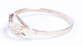 Stříbrný prsten s okvětní ozdobou