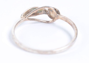 Stříbrný prsten s okvětní ozdobou