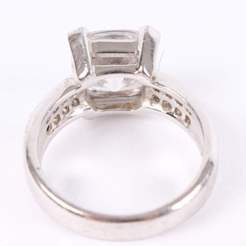 Dámský prsten s velkým umělým drahokamem 