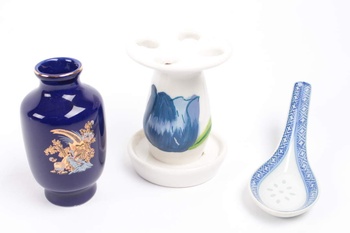 Porcelánová váza, stojánek na lžičky a lžíce