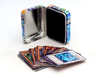 Hrací karty Konami v plechové krabičce