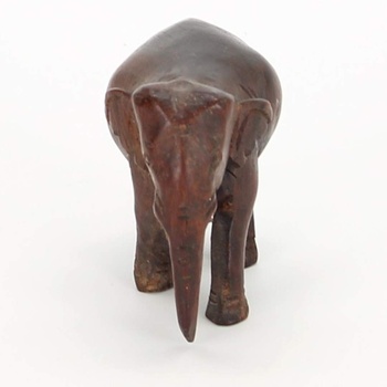 Dřevěná soška slona s chobotem u země