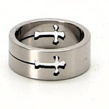 Ocelový prsten s vyřezaným symbolem kříže