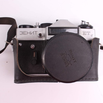 Historický fotoaparát Zenit ET
