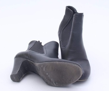 Dámské boty na podpatku s gumou černé