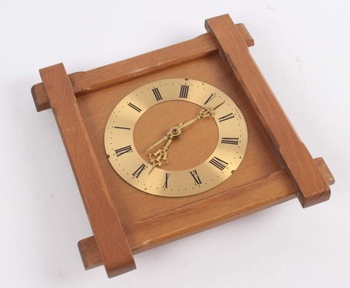 Nástěnné hodiny v dřevěném rámečku
