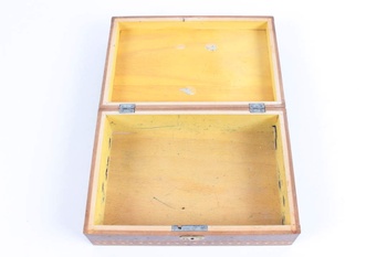 Dřevěná vyřezávaná krabička na drobnosti