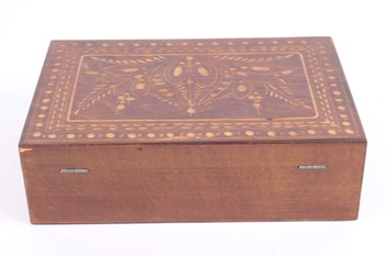 Dřevěná vyřezávaná krabička na drobnosti