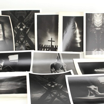 Sbírka černobílých fotografií aktů a jiných