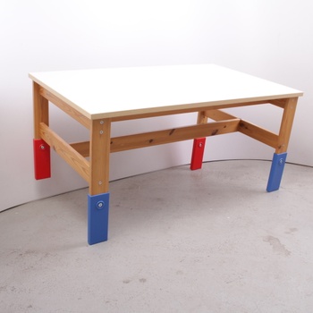 Dětský dřevěný stůl s nastavitelnou výškou