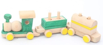 Dřevěná mašinka a dva vagonky