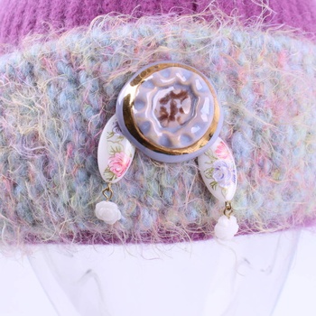 Dámská zimní čepice Aris fialová s broží