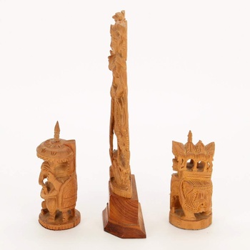 Dřevěné sošky s motivy bohů 