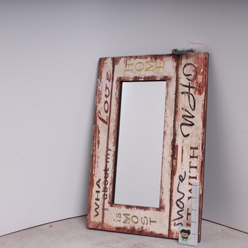 Zrcadlo v dřevěném rámu s nápisy