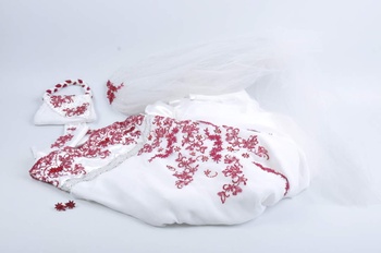 Svatební šaty zdobené rudými květinami