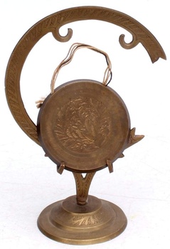 Mosazný gong s vyrytými obrázky