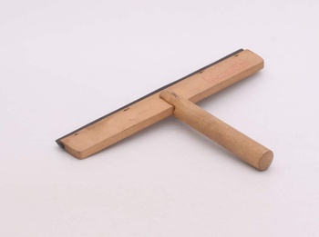 Dřevěná stěrka šířka 24 cm s madlem