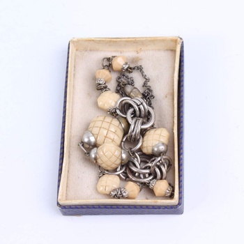 Dámský náhrdelník stříbrné barvy s korálky