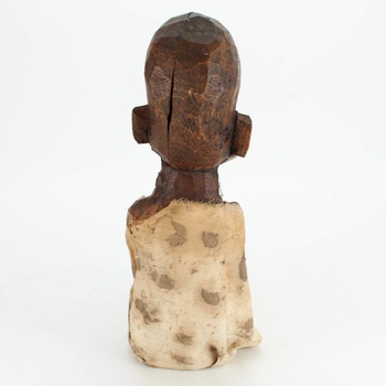 Dřevěná soška muže s dýmkou