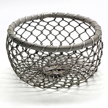 Dekorativní košík kovový šedé barvy