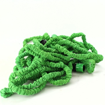 Zahradní hadice a rozprašovač zelené barvy