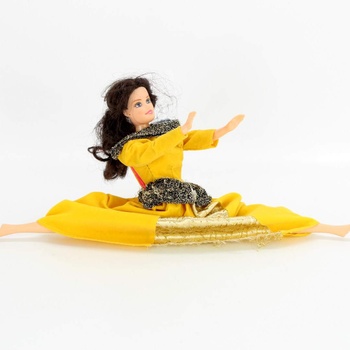 Panenka Barbie ve žlutých šatech