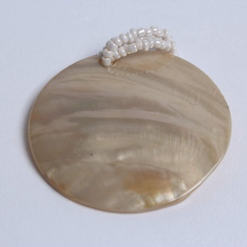 Přívěsek z perleti s malými kamínky