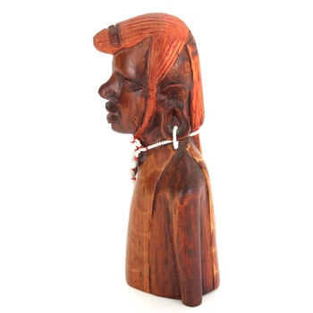 Dřevěná soška domorodce s ozdobami