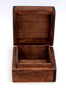 Dřevěná krabička s vyrytým znamením panny