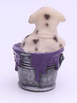 Pes v kbelíku