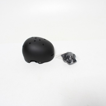 Černá helma s otvory z plastu