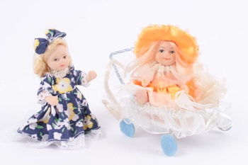 Dvě plastové panenky s kočárkem
