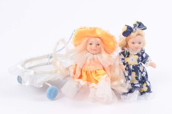Dvě plastové panenky s kočárkem