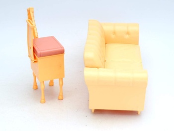 Plastová sedačka a stoleček ve tvaru žirafy