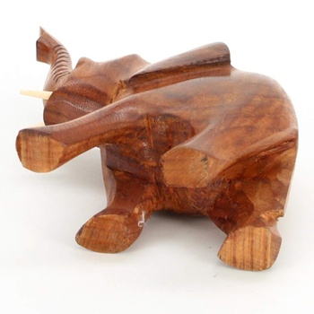 Dřevěná soška slona s chobotem nahoru