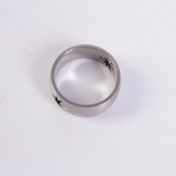 Ocelový prsten s vyřezaným motivem listu