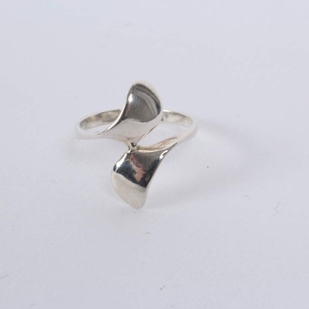 Dámský prsten z obecného kovu