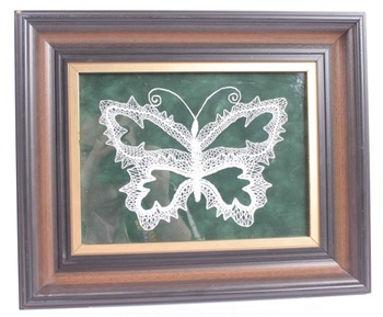 Krajkový obraz motýla v rámu