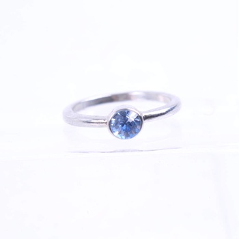Dámský prsten s centrálním modrým kamenem